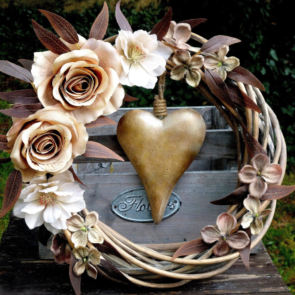 Věnec v kávových odstínech s dřevěným srdíčkem