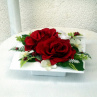 Aranžmá s červenými a bílými růžemi na bílé misce