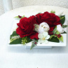Aranžmá s červenými a bílými růžemi na bílé misce