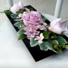 Dekorace na stůl_ růžové magnolie, dahlie a růže na černé misce 