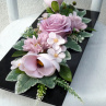 Dekorace na stůl_ růžové magnolie, dahlie a růže na černé misce 