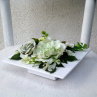 Aranžmá na bílé lesklé plastové misce v zelených odstínech_ dekorace na stůl