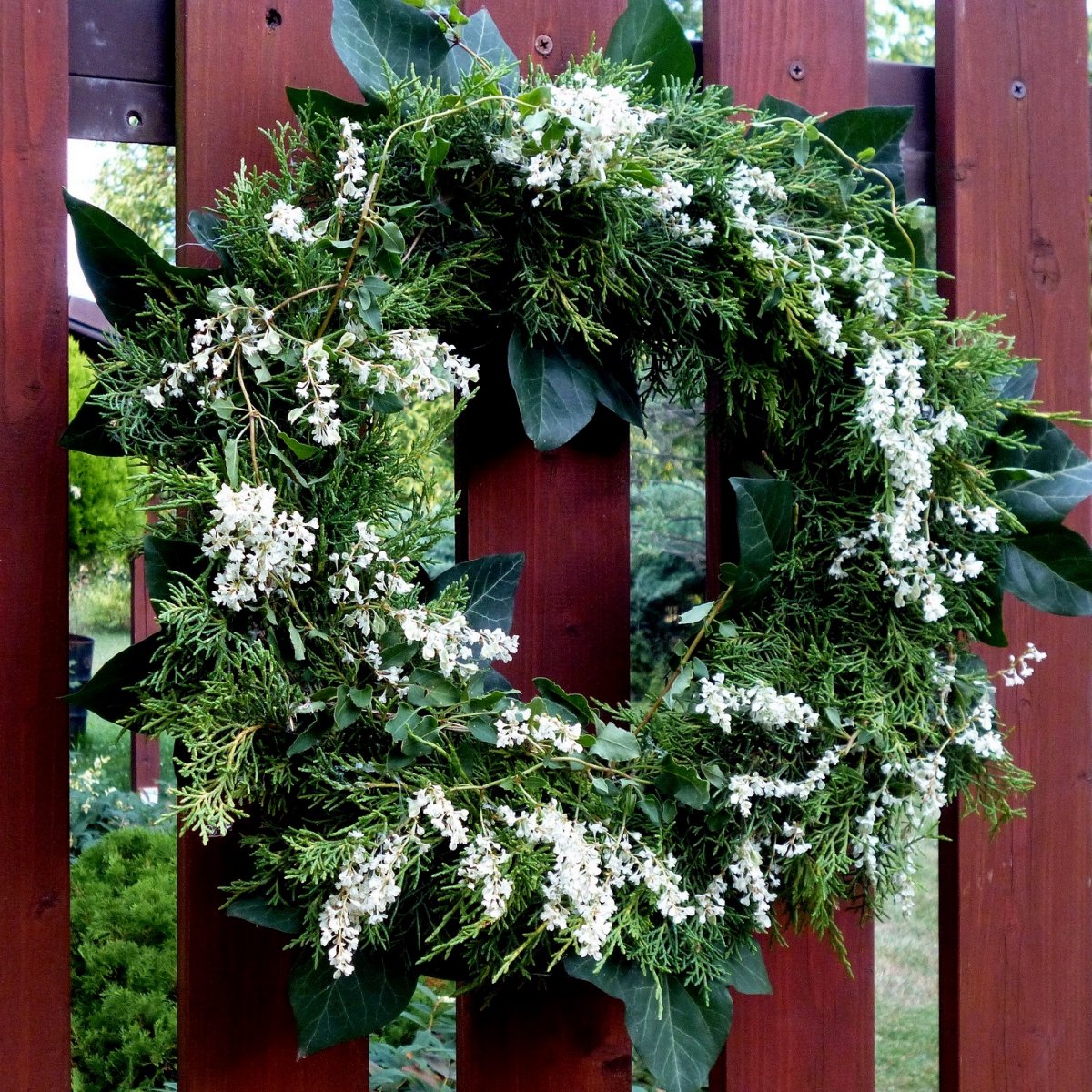 Přírodní věnec z čerstvé thuje, břečťanu a drobných kvítků