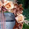 Měděný věnec s medovými růžemi a magnoliemi_30 cm
