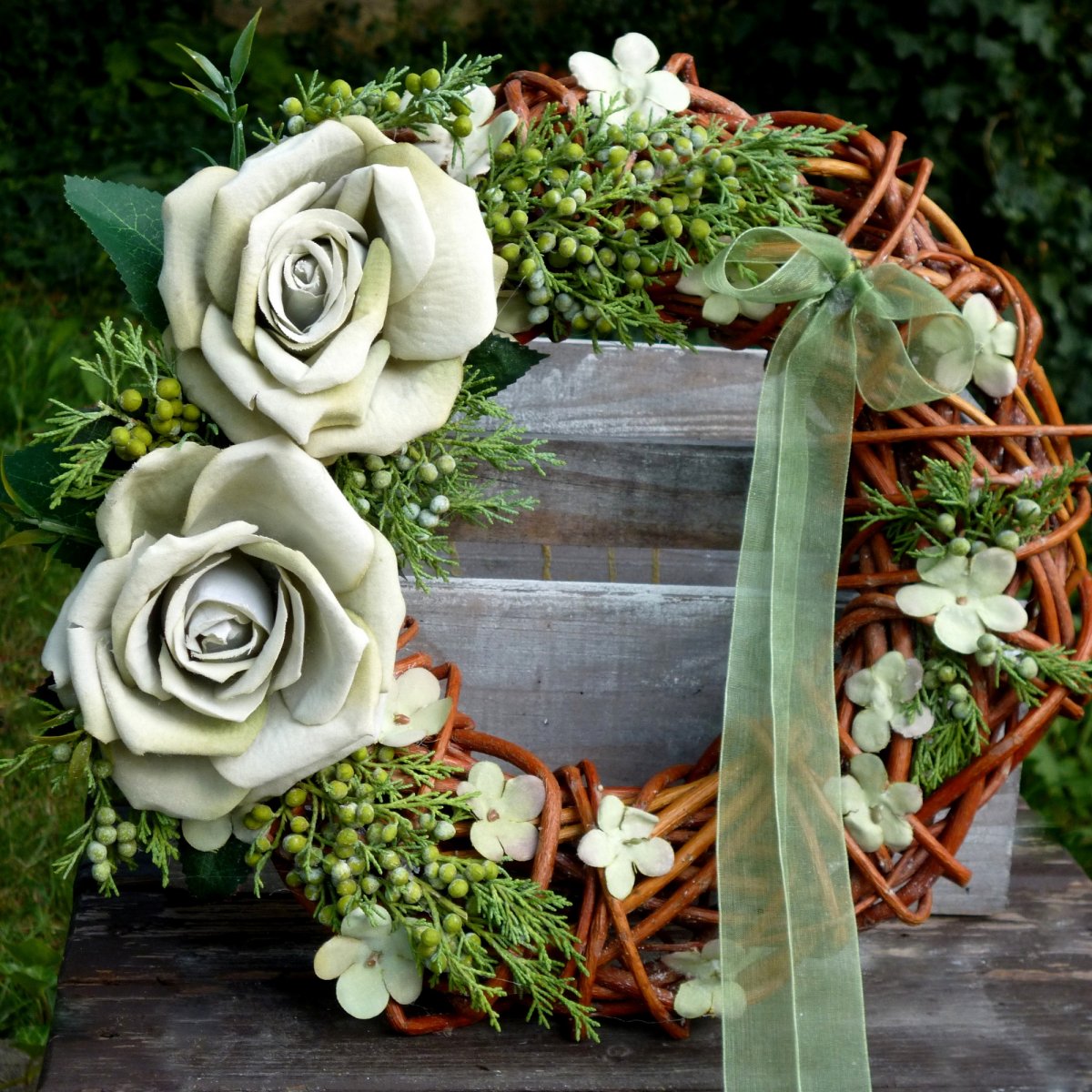 Věnec se zelenými růžemi a jalovcem