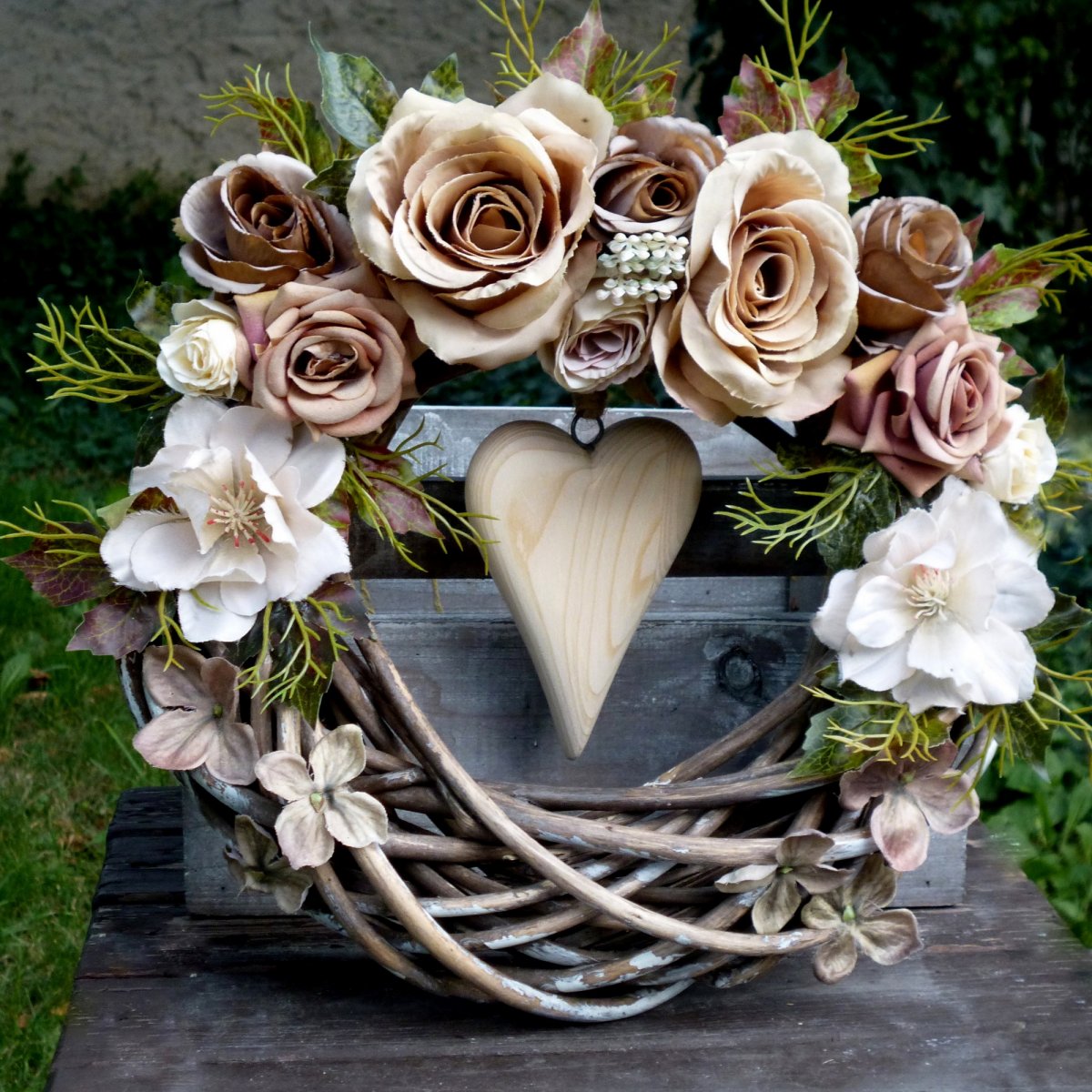 Věnec s růžemi v kávových odstínech a dřevěným srdíčkem