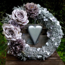 Velký šedostříbrný věnec s  růžemi, pivoňkami a dřevěným srdcem 40 cm