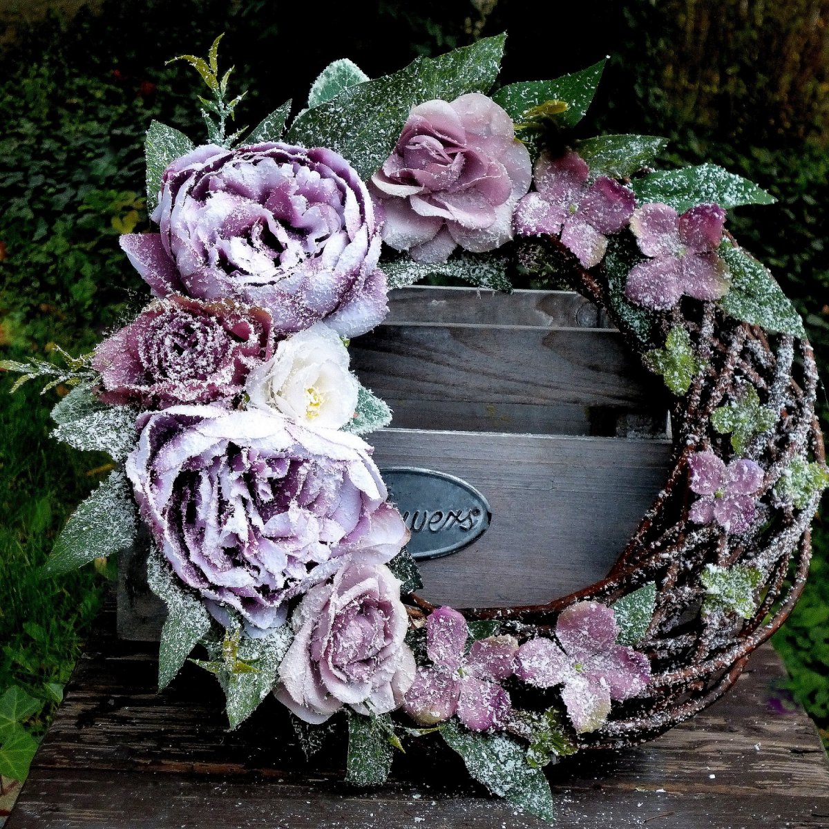 Zasněžený věnec s hedvábnými pivoňkami a růžemi_ 33 cm