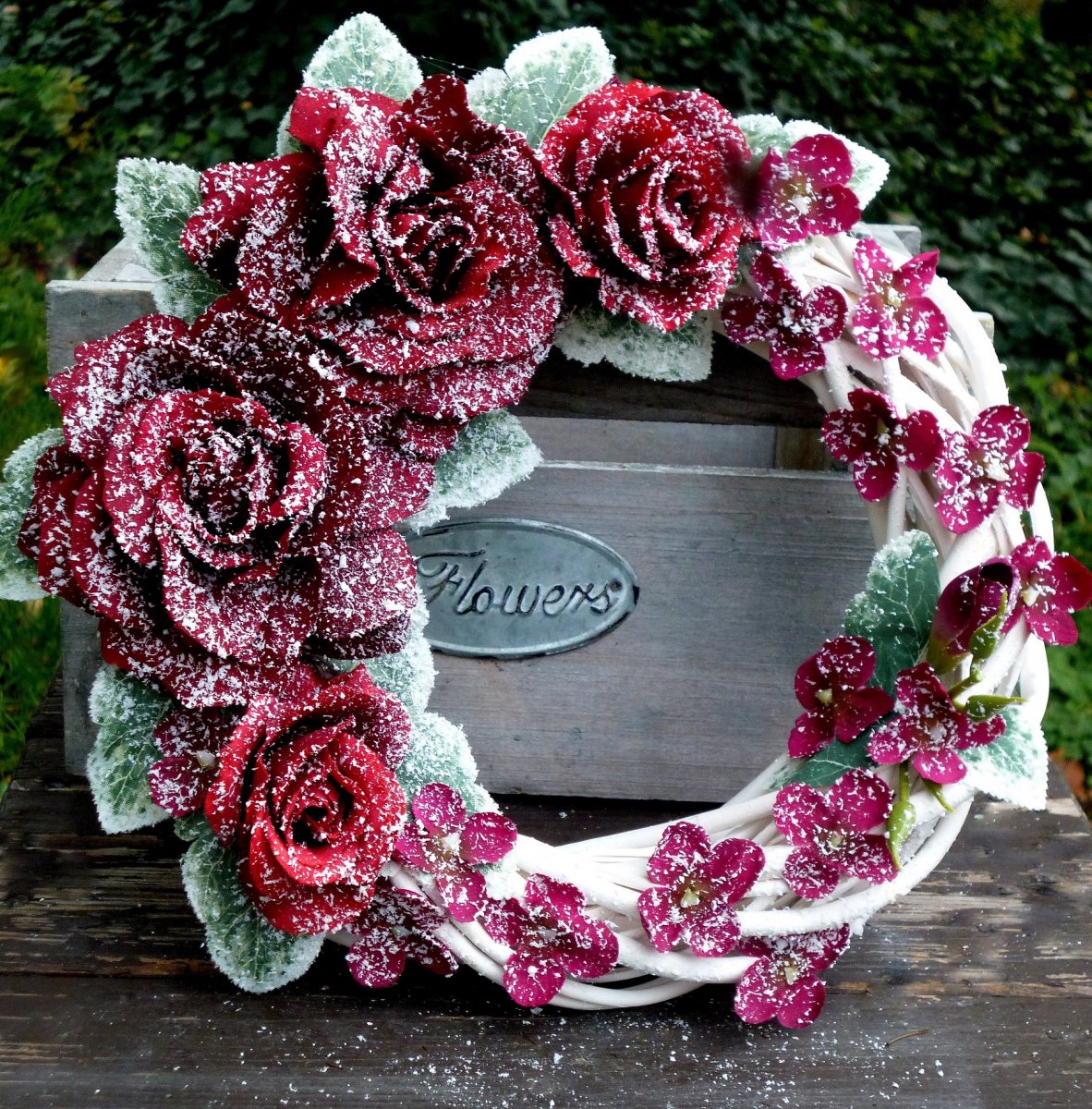 Zasněžený věnec s vínovými růžemi a hortenzií