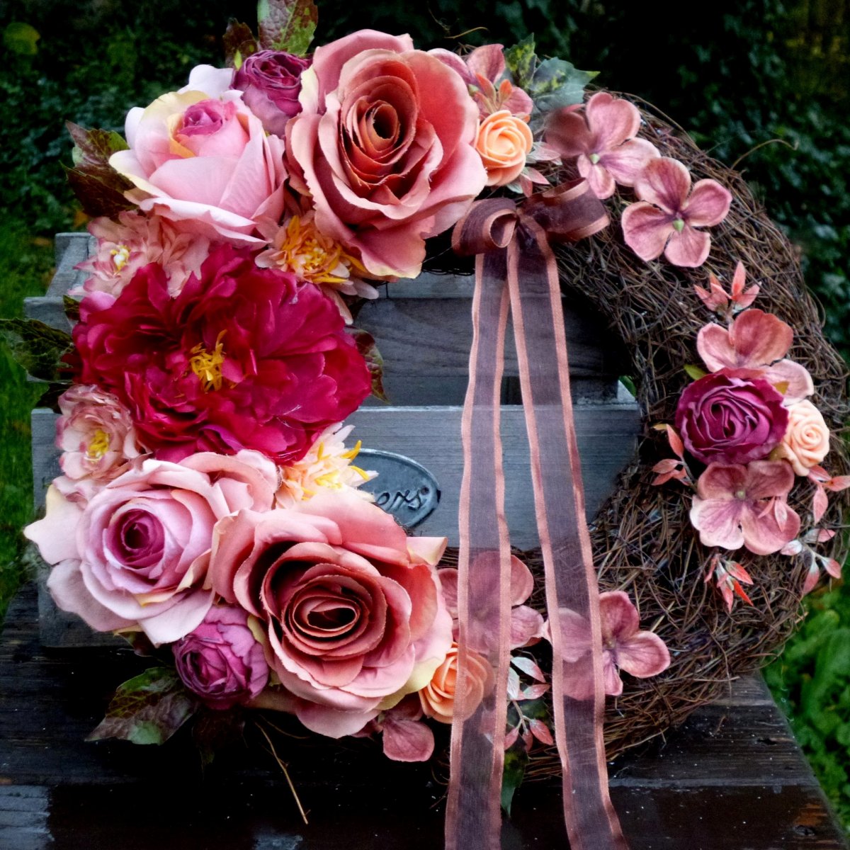 Věnec s hedvábnými starorůžovými  růžemi a hortenzií 