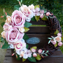 Věnec s pudrovými růžemi, poupaty a hortenzií_35 cm