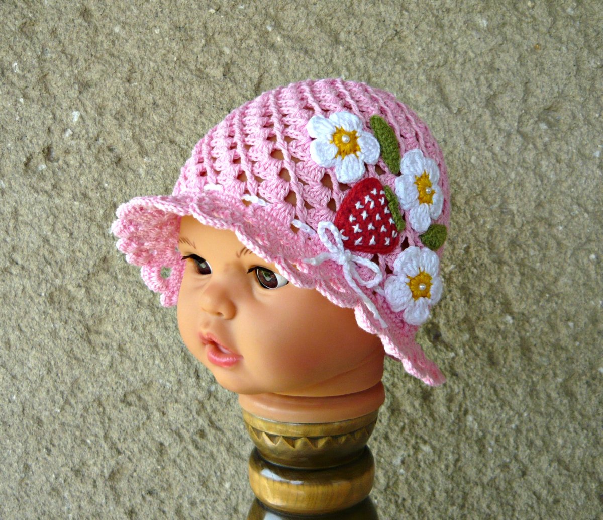 Růžový háčkovaný klobouček jahůdkový :-)