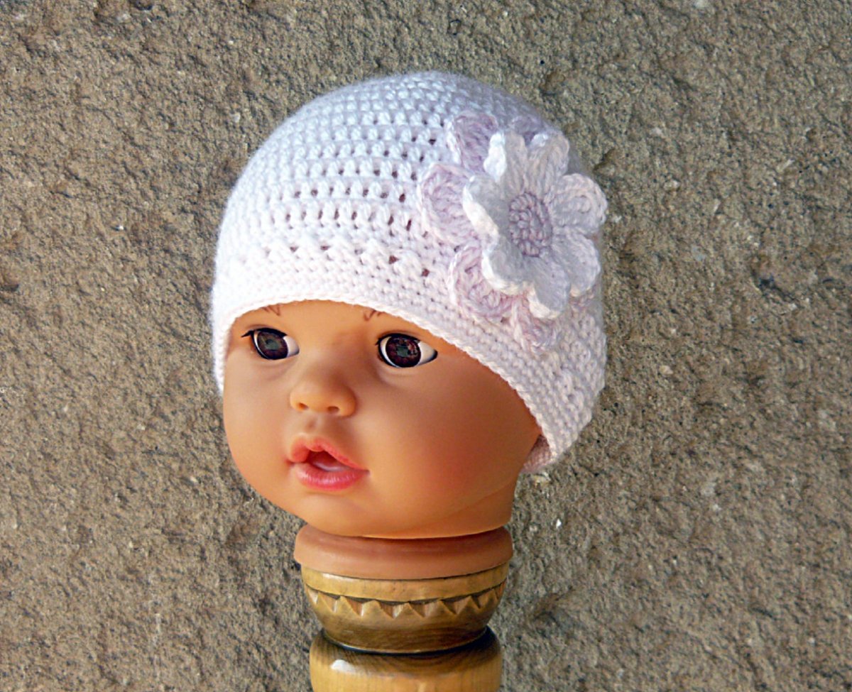 Bílá háčkovaná čepička...