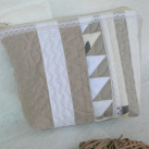 Taštička s krajkou.