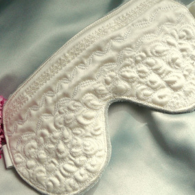 Béžová maska na spaní.