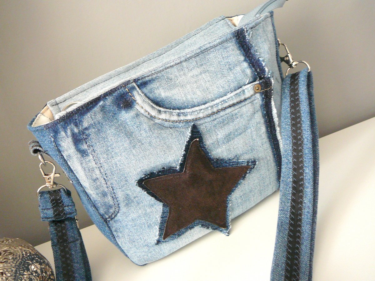 Džínová kabelka s hvězdou.