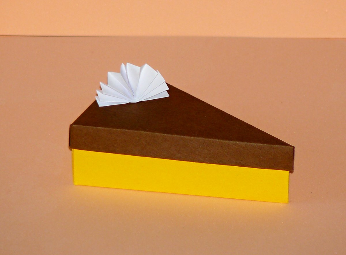 Krabička zákusek se šlehačkou (hnědá žlutá)