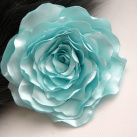Saténová tyrkysová růže.