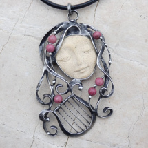 Múza - náhrdelník s keramickým obličejem