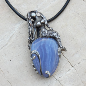 Mořská panna s chalcedonem - náhrdelník