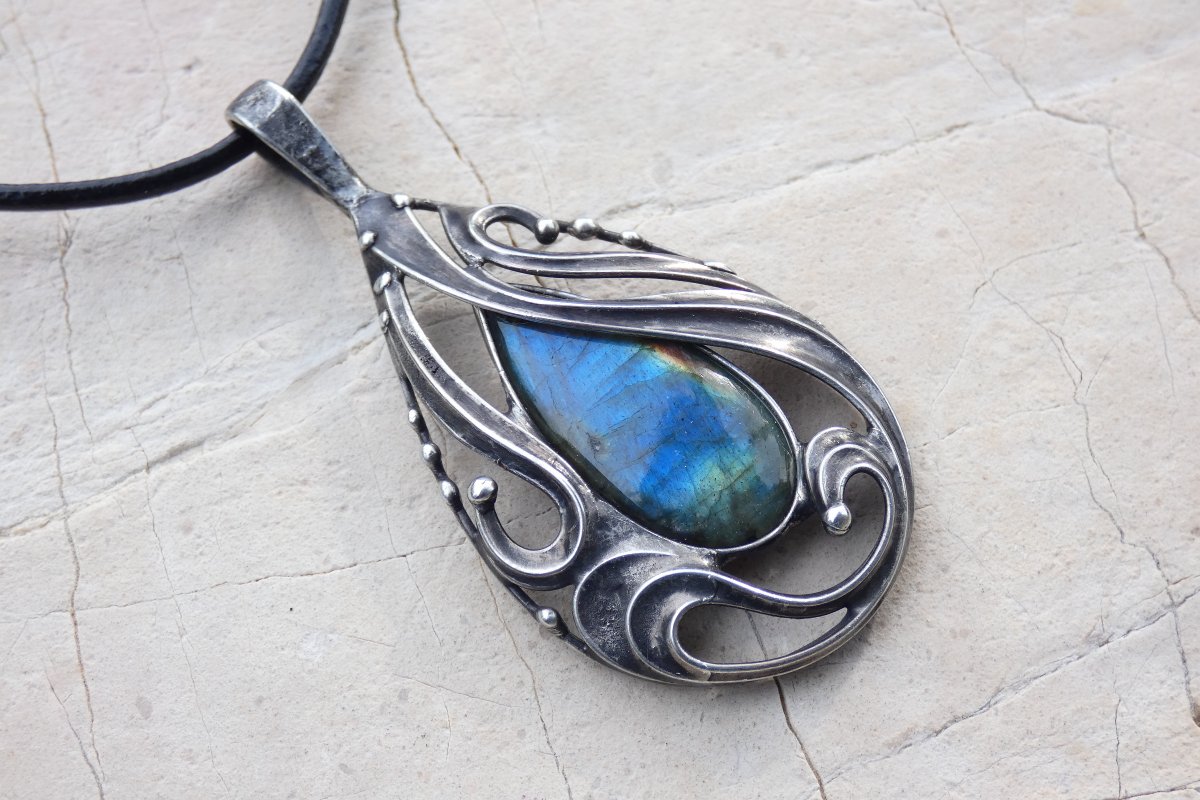 Zahalen tajemstvím - náhrdelník s labradoritem