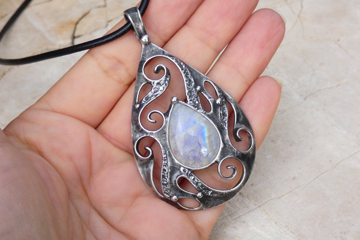 Měsíční kapka spirálková-náhrdelník, měsíční kámen