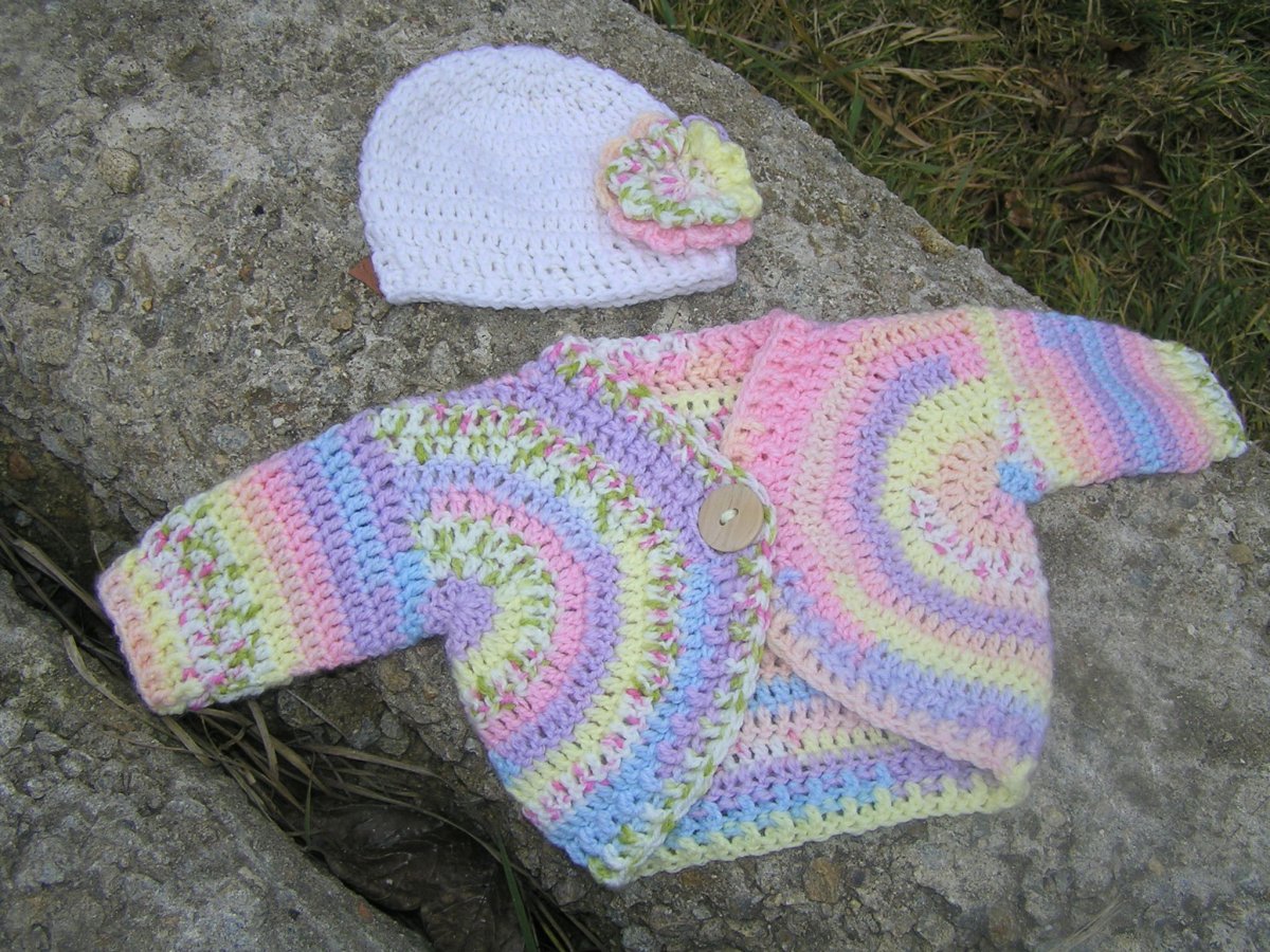 Háčkovaná soupravička svetřík s čepičkou