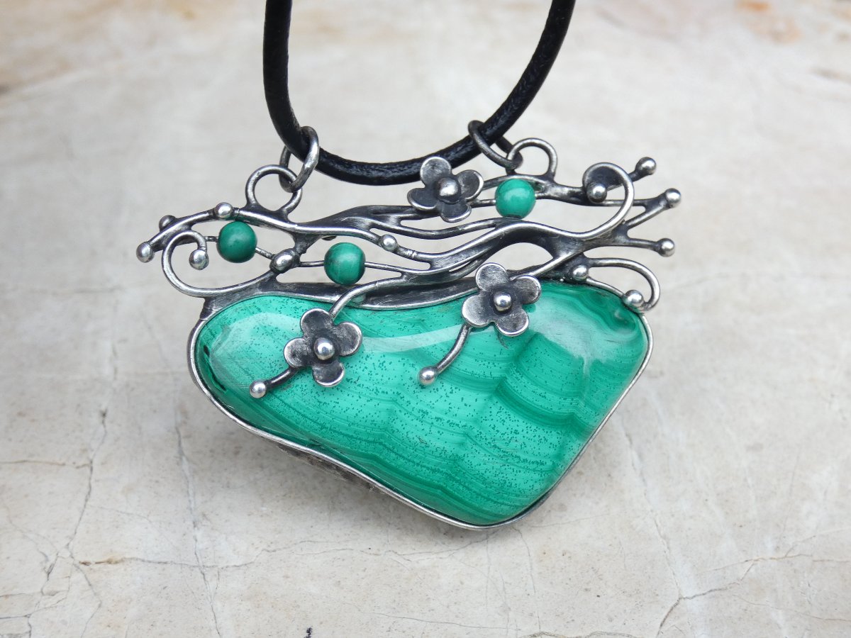Zelená se - cínovaný náhrdelník,malachit