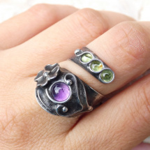 Čtyřlístek-cínovaný prsten s olivíny a ametystem
