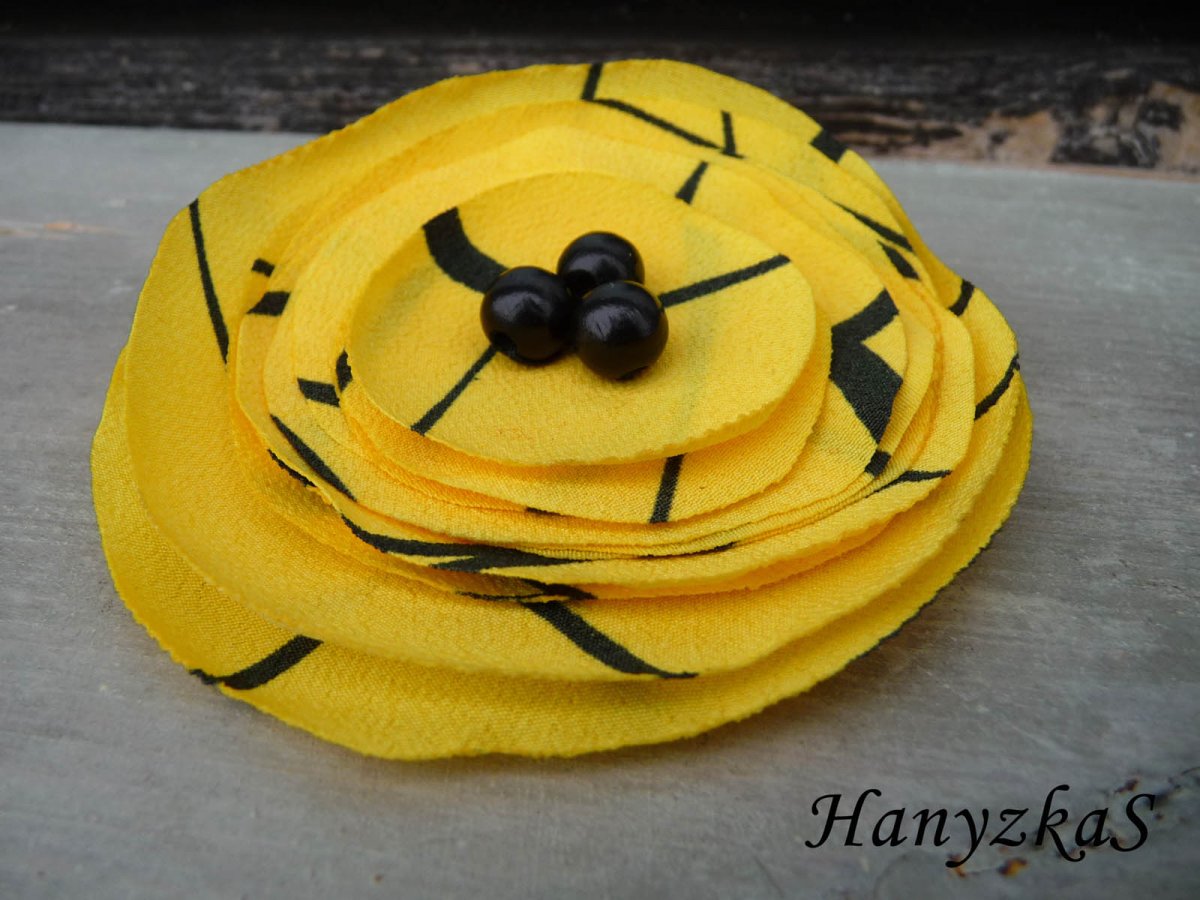 Brož: Žlutá s dřevěnými korálky