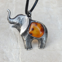 Slon pro štěstí - cínovaný náhrdelník s jantarem 