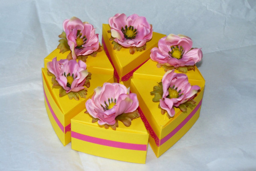 Dárkvoé skládací krabičky dort žlutá, růžová 6ks 
