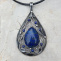 Kapka s lapis lazuli - přívěsek z cínu