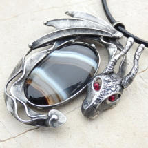 Drak s onyxem - cínovaný náhrdelník 