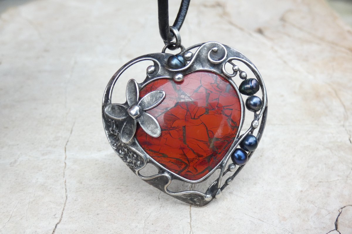 Jaspisové srdíčko s perlami - cínovaný přívěsek