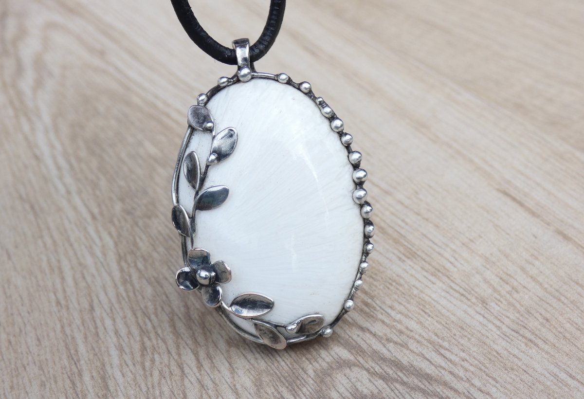 Nevinnost - cínovaný přívěsek,skolecit