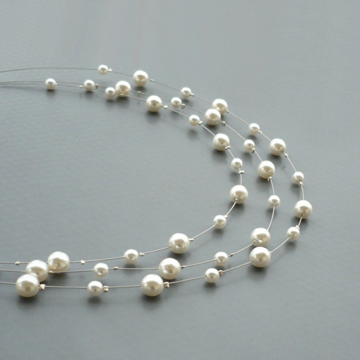 Jemný bílý perličkový třířadý náhrdelník 
