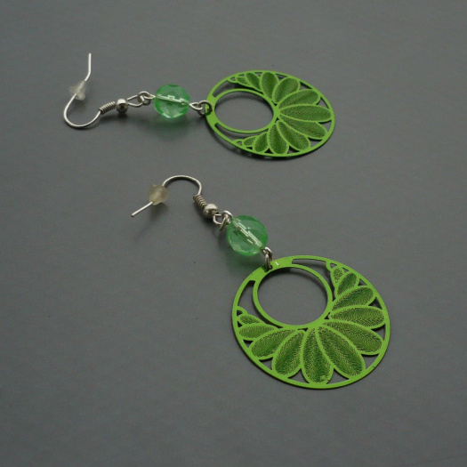 Zelené koužky s ornamenty - lehoučké náušnice