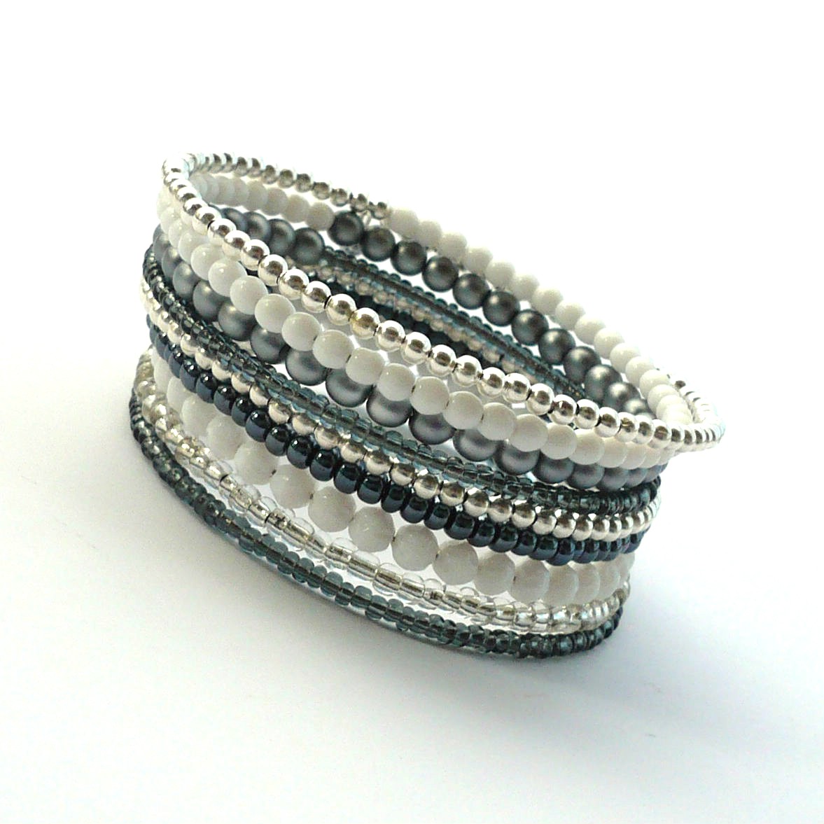 Stříbrná s bílou v šedé - široký náramek