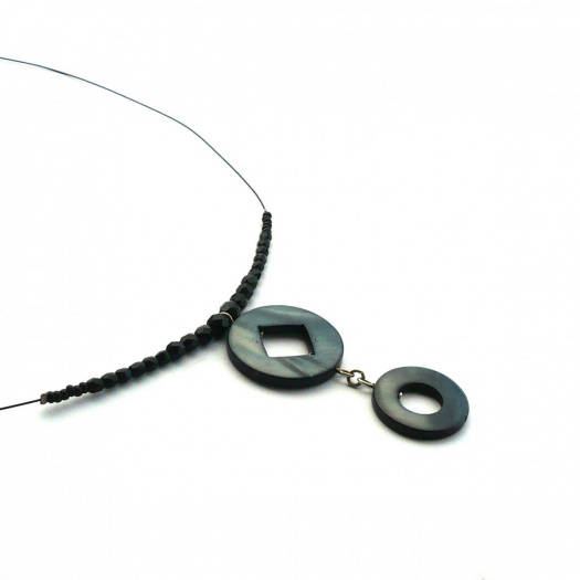 Perleťový náhrdelník - černé kruhy