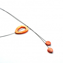 Oranžová na černé - perleťový náhrdelník