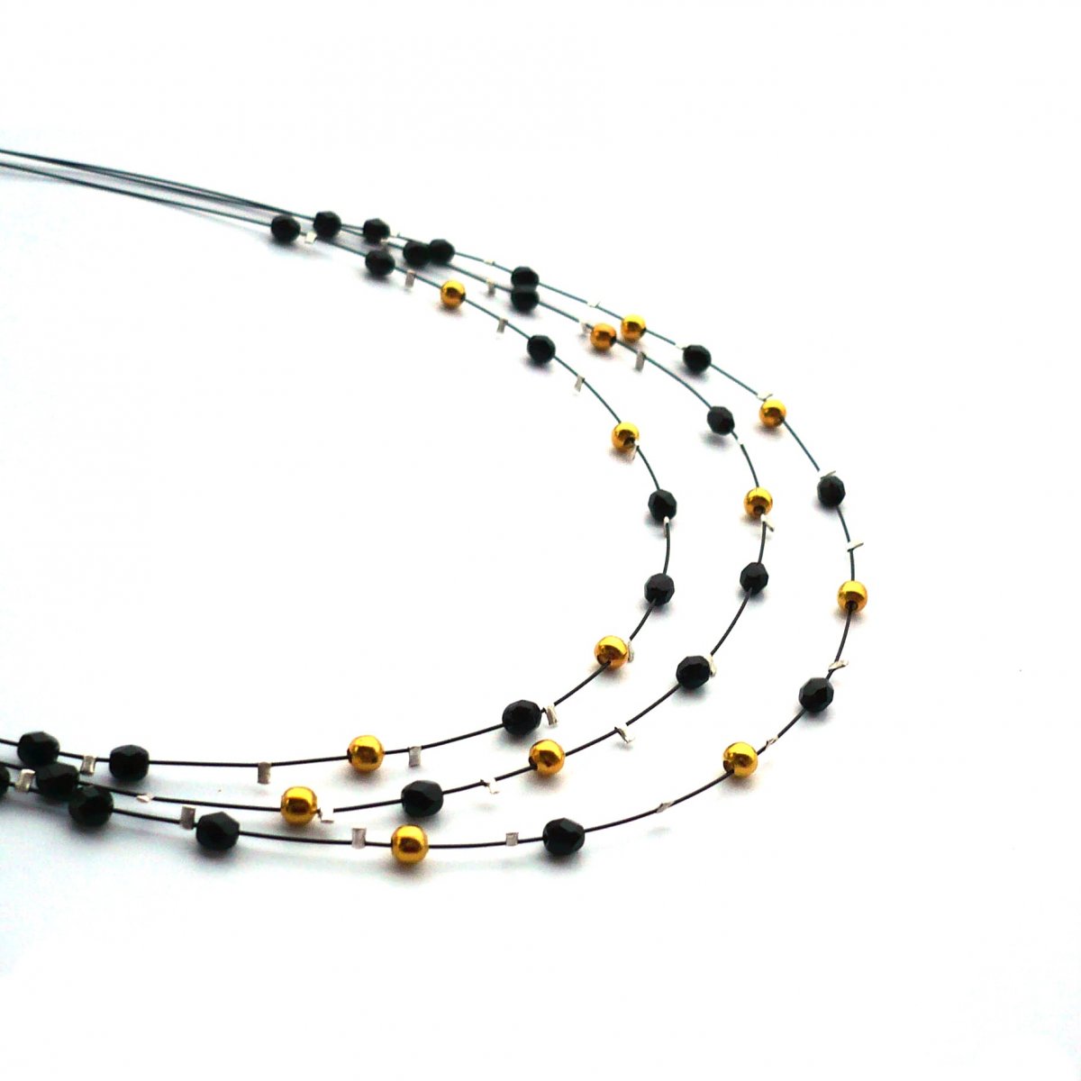 Černo zlatý jemný třířadý náhrdelník