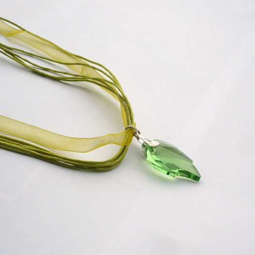 Světle zelený Swarovski list na náhrdelníkové stužce