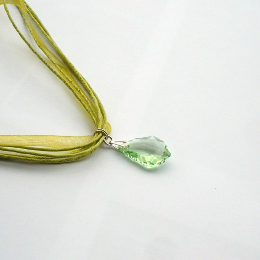 Světle zelený Swarovski přívěsek na náhrdelníkové stužce