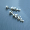 Bílé perličkové hrozínky - klipsové náušnice