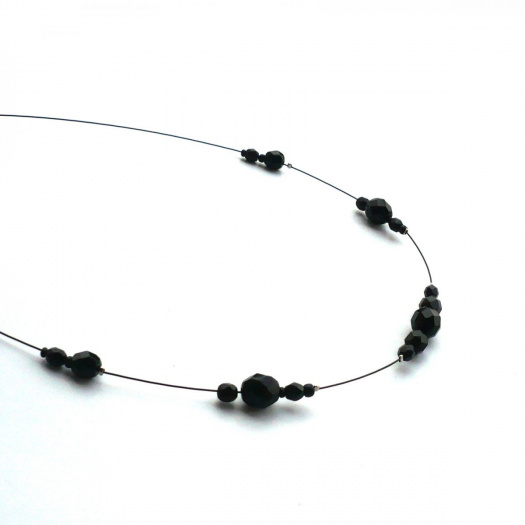 Černý broušený jednořadý náhrdelník