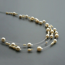 Krémový perličkový třířadý náhrdelník - na bílém