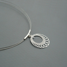 Vyřezávaný kroužek stříbrné barvy - náhrdelník
