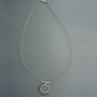 Vyřezávaný kroužek stříbrné barvy - náhrdelník