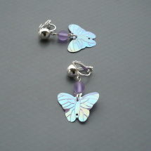 Světle fialové motýlkové náušnice - klipsy